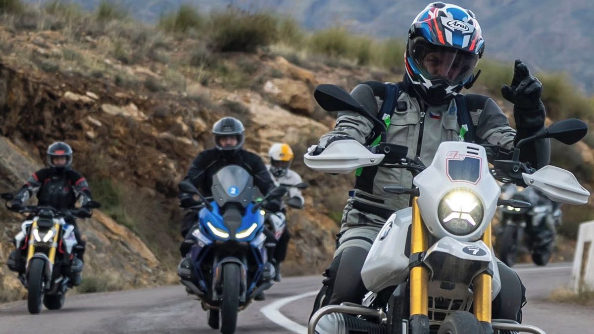 Prezident Pavel zdraví ze své motorky! Takto vypadá má luxusní dovolená, směje se pod vousy